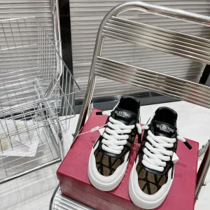 Designer AAA Valentino Casual Shoes Pink Sheepskin Cowhide Tpr Outsole Lace